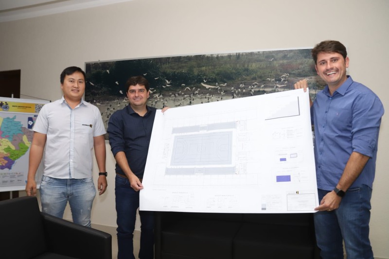 Renato Esaki, engenheiro da Assomasul, presidente Vladir Junior e prefeito Thales Tomazelli com projeto do ginásio (Foto Edson Ribeiro)