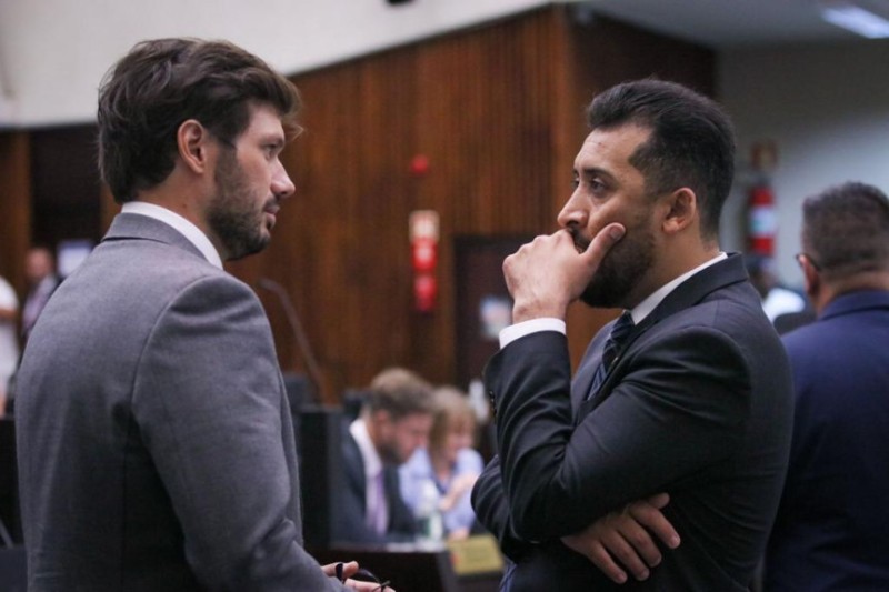 O autor do projeto, deputado Soldado Adriano José (à dir.), já articulou com o presidente da CCJ, deputado Tiago Amaral (à esq.), o início da tramitação do texto. / Créditos: Wallace Machado
