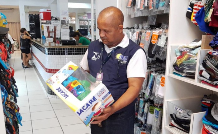 Verificação de bombas de combustível realizada pela equipe de Instrumentos da Agência de Metrologia - Foto: Brenda Ramos/Governo do Tocantins