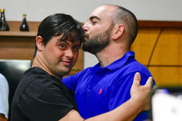 Leandro Santi Junior (27) tem síndrome de down e é estagiário do parlamentar desde 2017