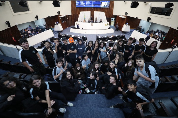 Durante a visita, os estudantes conferiram de perto as votações que acontecem na sessão plenária. / Créditos: Valdir Amaral/Alep