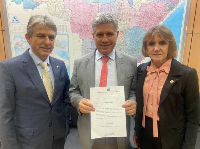 O deputado federal pelo Paraná, Tadeu Veneri (à esq.), o ministro do Desenvolvimento Agrário e Agricultura Familiar, Paulo Teixeira, e a deputada Luciana Rafagnin. / Créditos: Divulgação