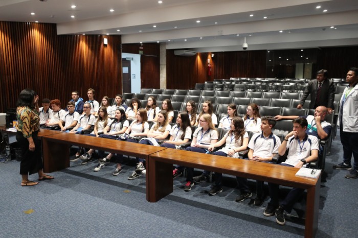 Os estudantes puderam conhecer a estrutura do Plenarinho da Casa durante a visita. / Créditos: Valdir Amaral/Alep