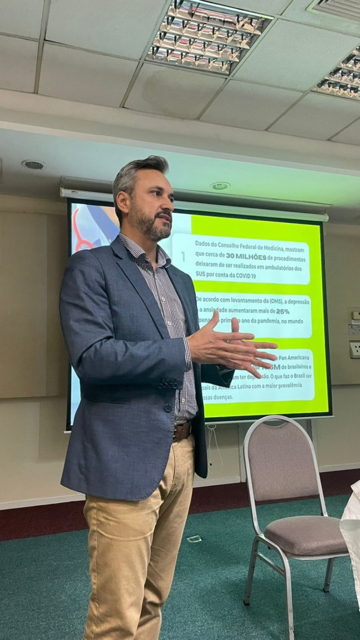 “Como deputado, e também com minha experiência enquanto gestor de hospital, eu sugiro que haja uma organização do setor para apresentar demandas ao congresso nacional, pedindo mais segurança jurídica aos planos de saúde”, comenta o parlamentar. / Créditos