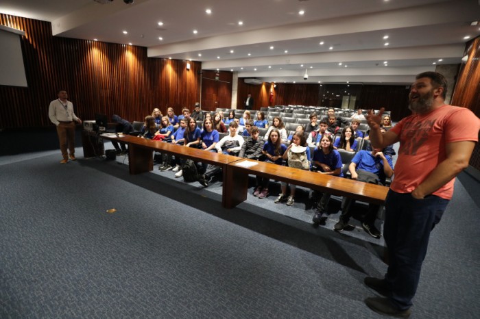 Alunos do Colégio Estadual do Campo Doutor Adhelmar Sicuro, de Contenda, conheceram o Plenarinho da Casa. / Créditos: Orlando Kissner/Alep