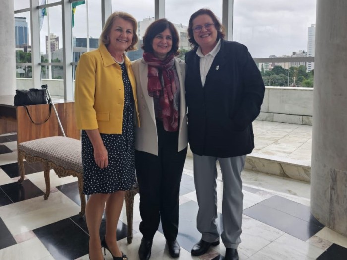 (Esq. p/ dr.) A deputada Márcia Huçulak (PSD), a ministra da Saúde, Nísia Trindade, e a secretária municipal de Saúde de Curitiba, Beatriz Battistella Nadas. / Créditos: Simone Muniz/Gabinete Márcia Huçulak