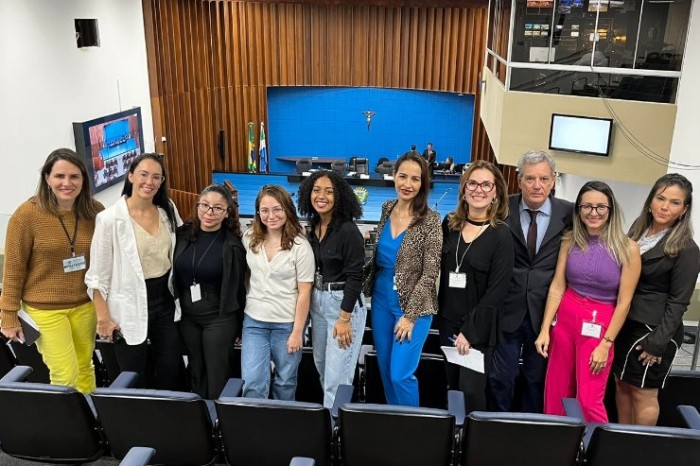 Estudantes, professores e parte da equipe de comunicação da ALEMS