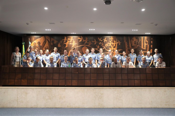 Estudantes puderam conhecer o Plenarinho da Casa durante a visita. / Créditos: Valdir Amaral/Alep