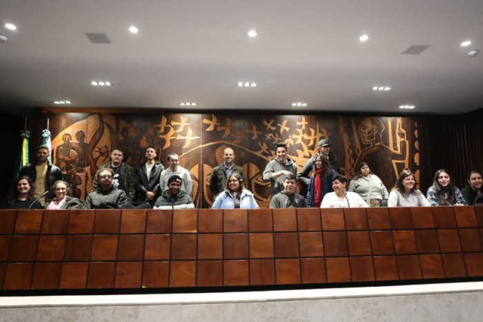 Os jovens e adultos que fazem parte da turma, puderam caminhar pelos corredores da Assembleia e conhecer os espaços, como o Plenarinho . / Créditos: Valdir Amaral/Alep