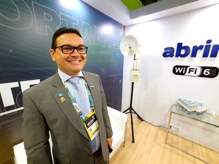 Aristóteles Dantas, diretor financeiro da Abrint, com a antena do WiFi 6E. Foto: Bruno do Amaral