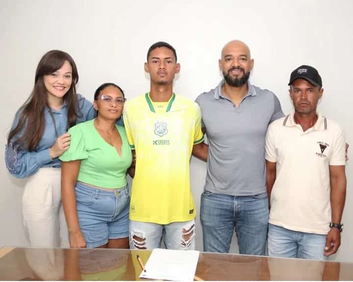 Jovem talento de Camalaú assina seu primeiro contrato profissional com o Nacional de Patos