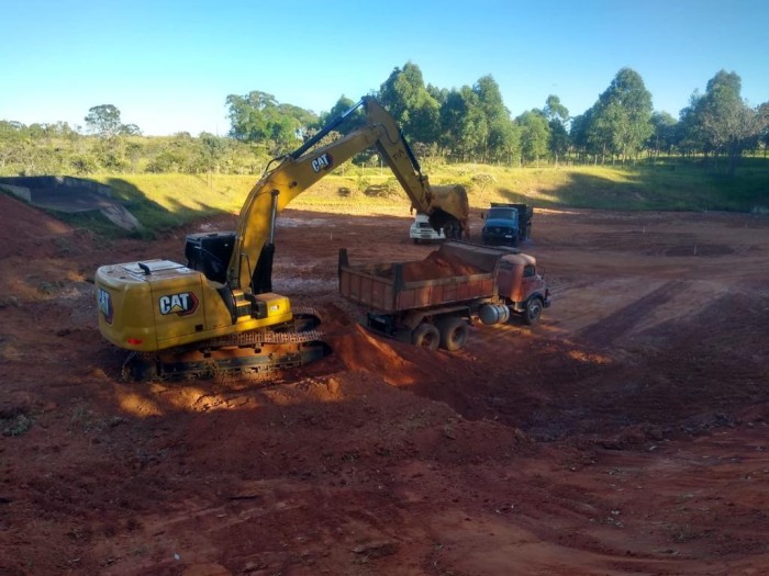 Os serviços vão de retirada de lixo e material vegetal a reparos em dispositivos como os dissipadores, contenções, plantio de grama, e o cercamento da área | Foto: Divulgação/Novacap