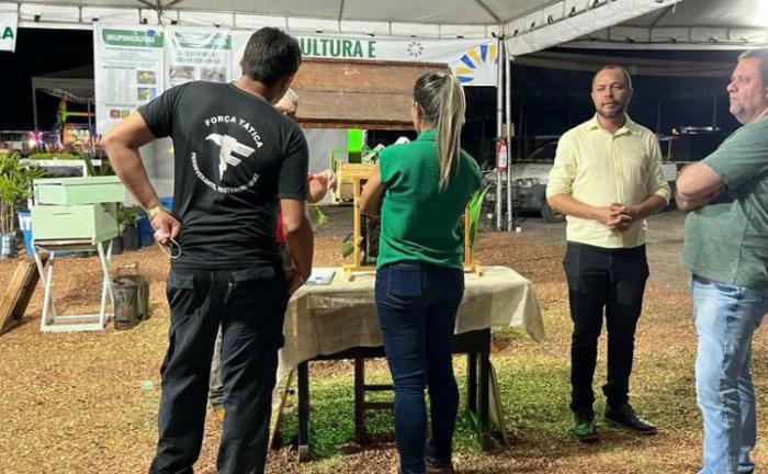 Secretário Executivo, Soares Filho recebe visitantes na ExpoLuzimnagues 2023 - Foto: Seagro/Governo do Tocantins